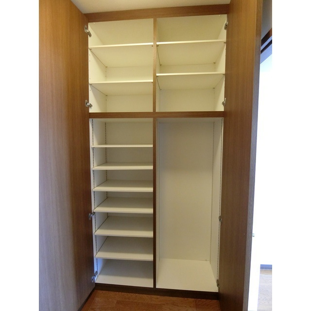 収納　可動式の棚がついた収納です♪