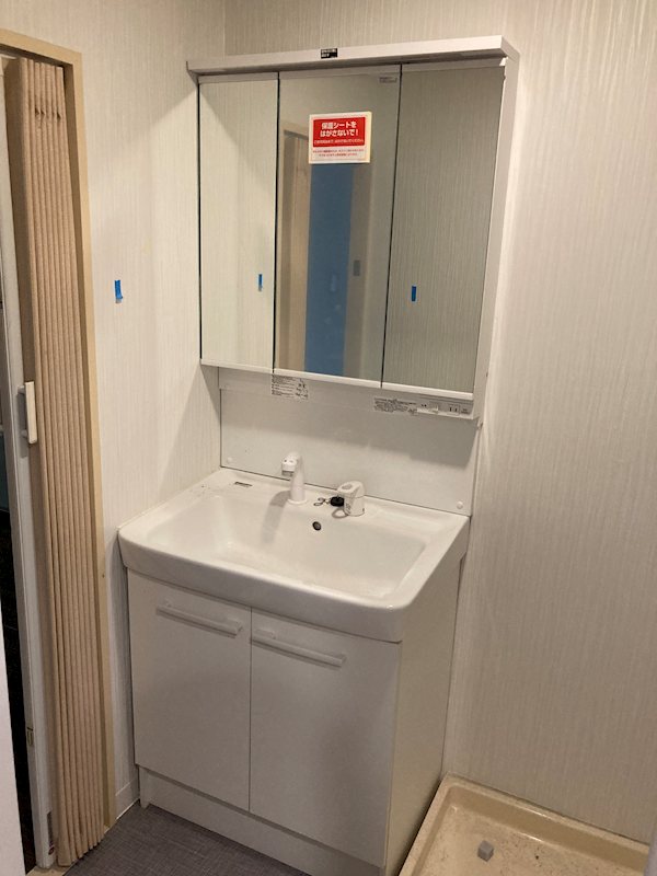 洗面設備　洗面台の横には、洗濯機置き場があります