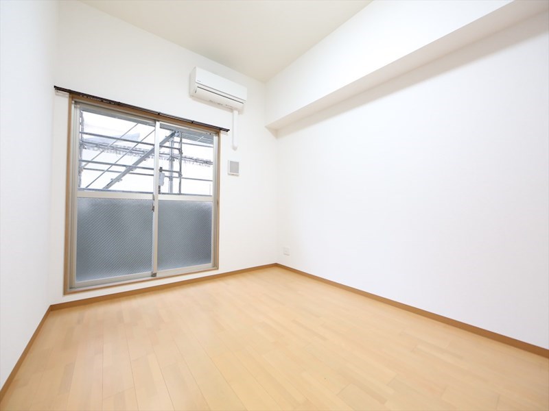 バルコニー　洋室8帖　エアコン完備　バルコニー