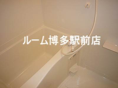 バス・シャワールーム　ゆったりとしたバスルーム。（別号室）