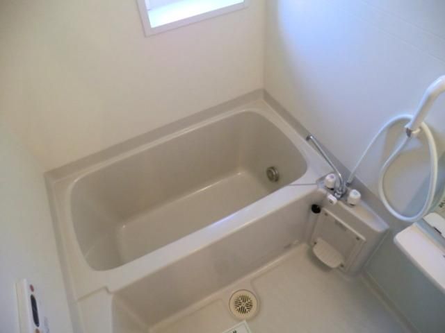 バス・シャワールーム　採光・換気窓付きバスルーム