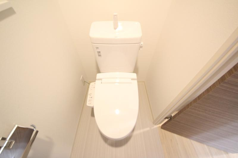 トイレ　落ち着いた色調のトイレです