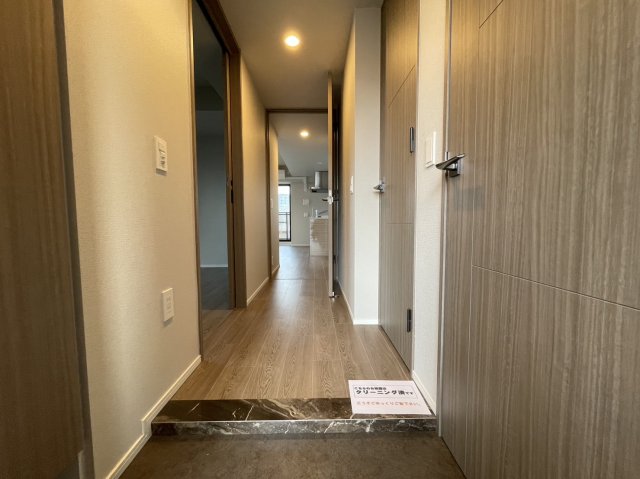 玄関　※別部屋参考写真