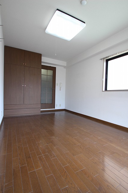 居室・リビング　同物件、別号室のものです。