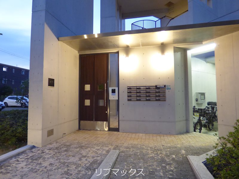 エントランス　当店は家主強制でない場合、消毒・抗菌代や安心サポート代など不