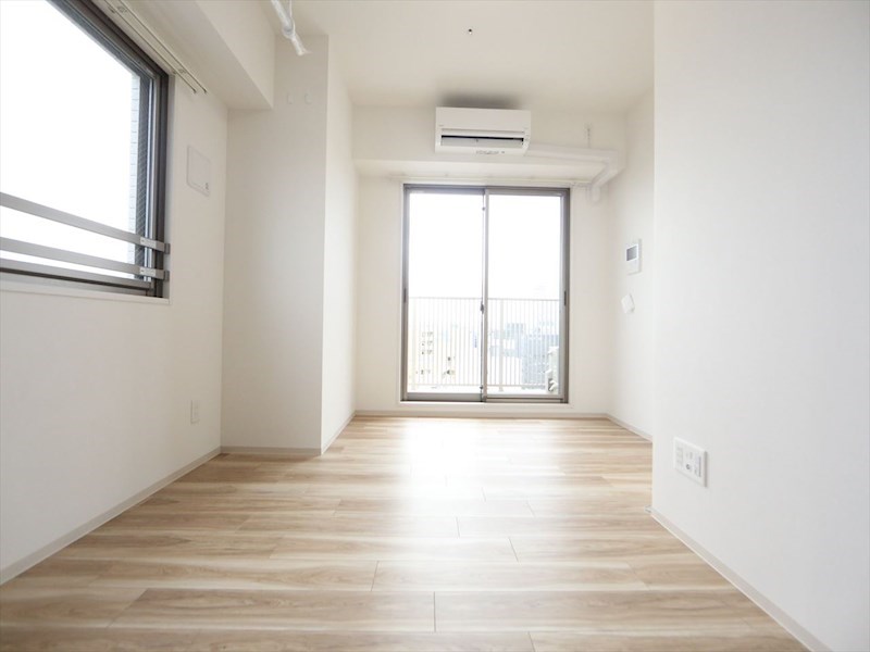 バルコニー　洋室7.4帖　2面採光　エアコン完備　バルコニー