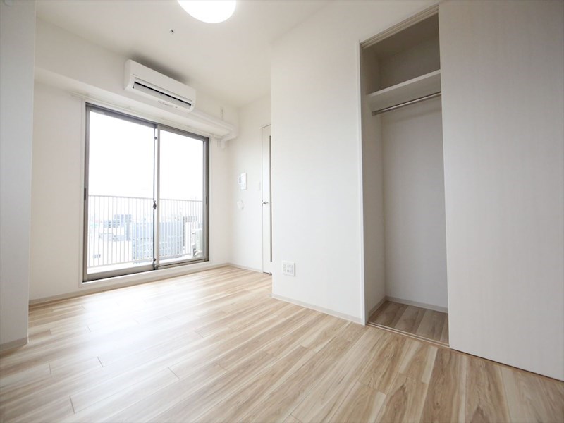 居室・リビング　洋室7.4帖　クローゼット付　エアコン完備　バルコニー