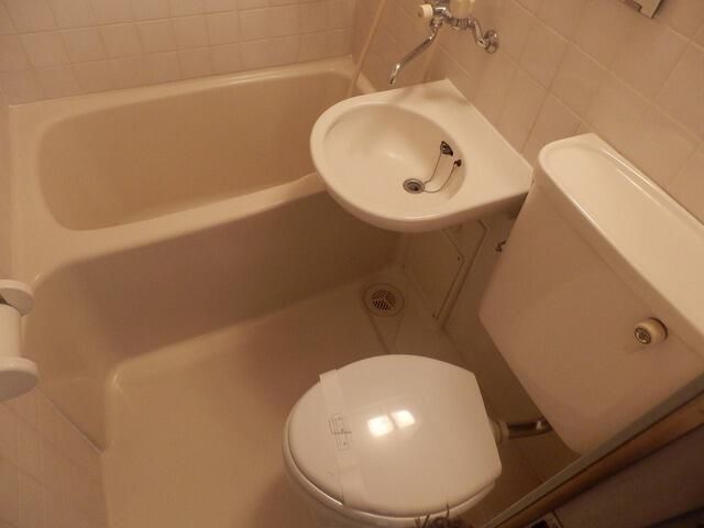 バス・シャワールーム　お掃除がしやすい３点ユニットバスです☆