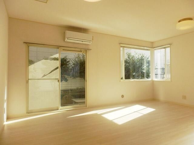 居室・リビング　南向きなので暖かな日差しが入りますね♪