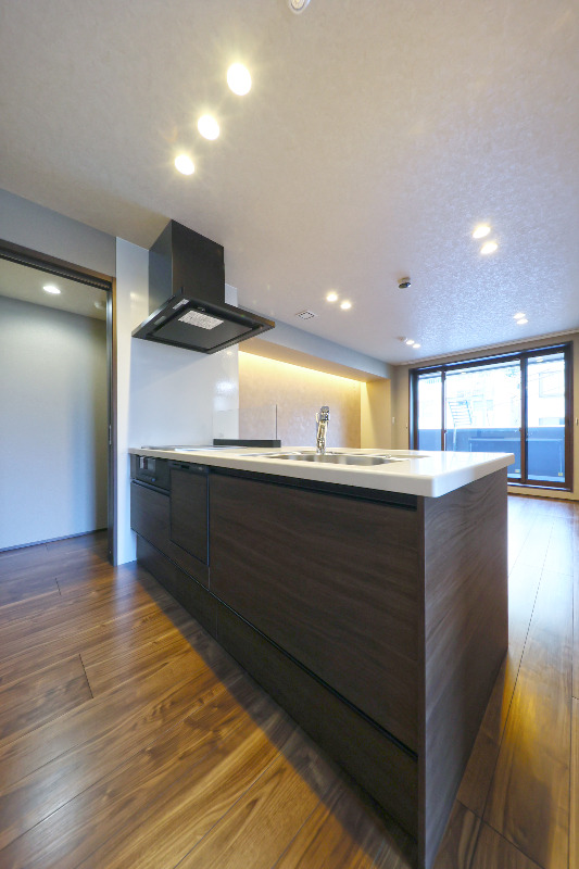 キッチン　対面式システムキッチンは使い勝手の良いスライド収納