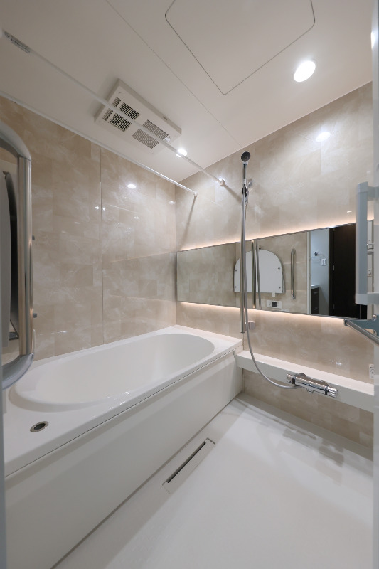 バス・シャワールーム　ワイドミラーのバスルーム（追焚・浴室暖房乾燥機付き）