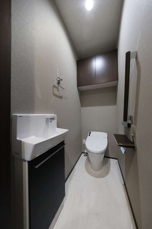 トイレ　温水洗浄便座トイレ（手洗いボウル・手すり付き）