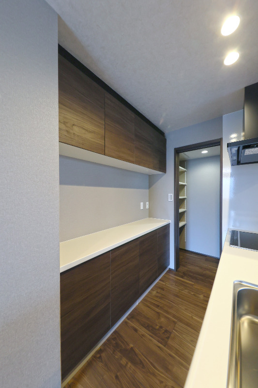 収納　キッチン後ろには作業と収納可能なカップボード