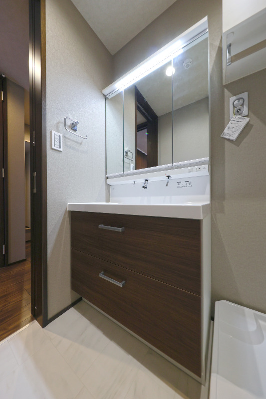 洗面設備　スライド収納タイプの三面鏡独立洗面台