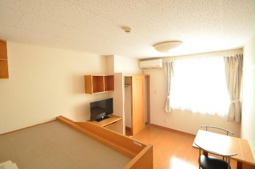 居室・リビング　開放的な窓があり明るい空間です