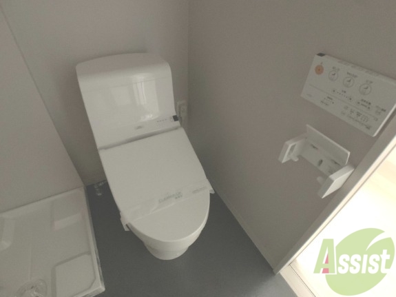 トイレ　温水洗浄便座なので快適に使用できそうですね。