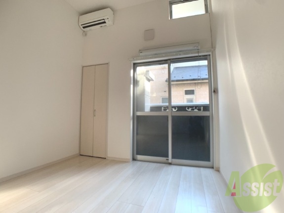 居室・リビング　白を基調としたお部屋で清潔感があって気持ちが良いですね。