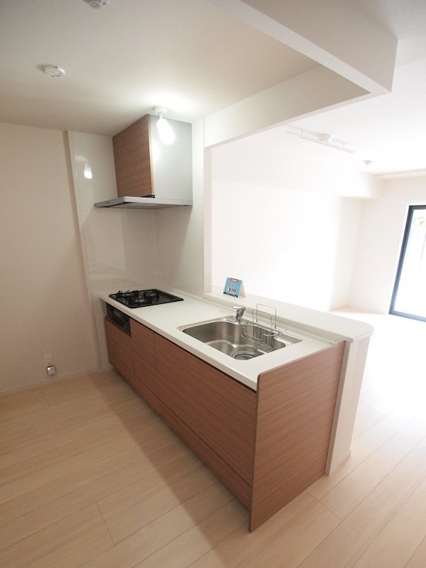 キッチン　3口コンログリル付きのシステムキッチン。