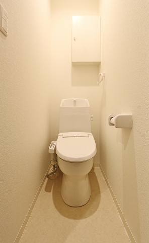 トイレ　収納棚付きで清潔感あるトイレです