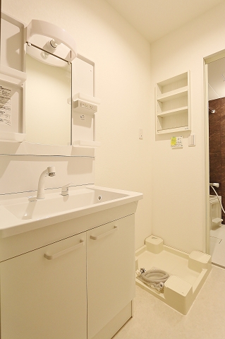 洗面設備　広くて明るい洗面所です