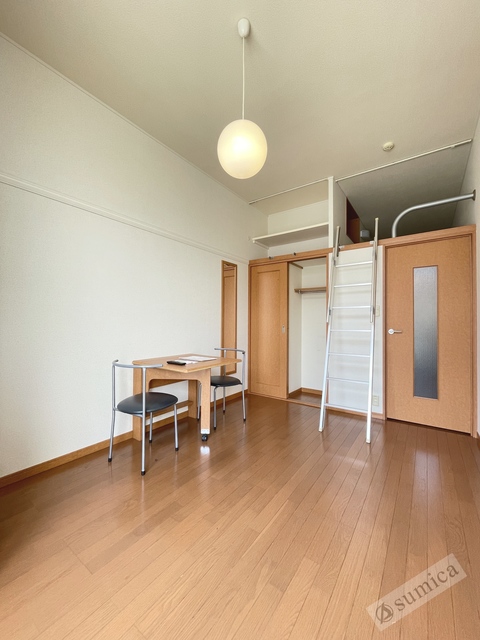 居室・リビング　折りたたみができるテーブルは使い勝手良いです。