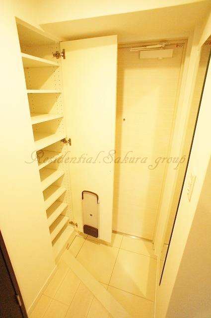 玄関　シューズボックス・人感センサー付き♪