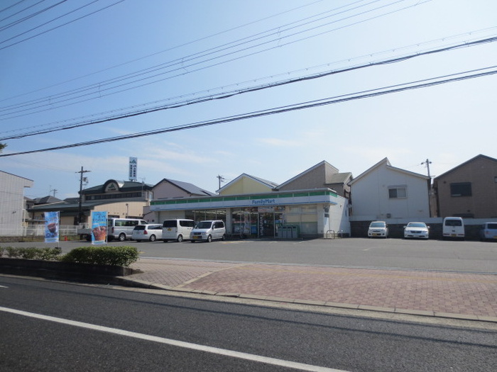 コンビニ　ファミリ－マ－ト（コンビニ）まで500m