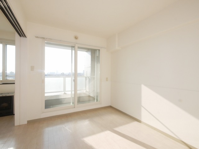 その他部屋・スペース　窓が多く明るいお部屋です♪