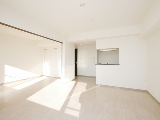 居室・リビング　南向きで陽当り良好なリビングです♪