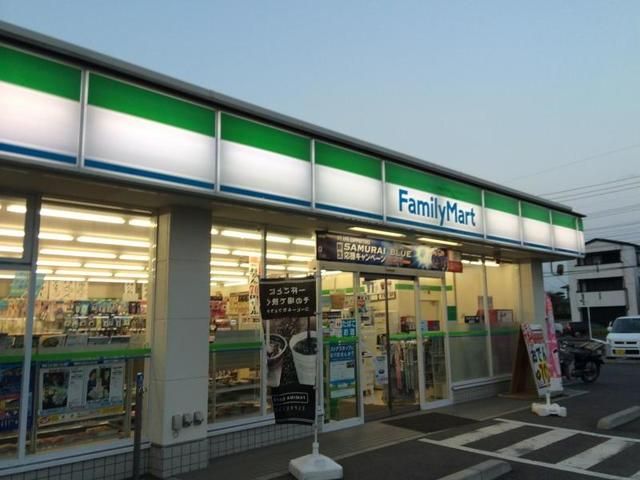 コンビニ　ファミリーマート（コンビニ）まで70m