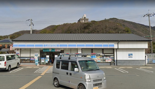 コンビニ　ローソン　たつの日山店（コンビニ）まで800m