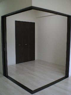 居室・リビング　４帖洋間、襖を開ければさらに広いリビングに早代わり。