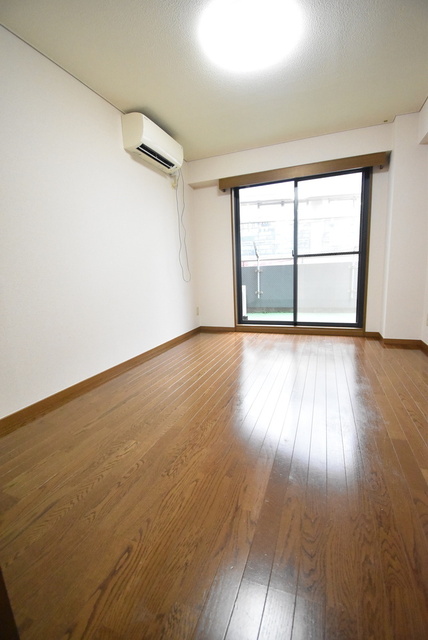 居室・リビング　２面採光フローリングのお部屋　＊前回募集時の写真です。