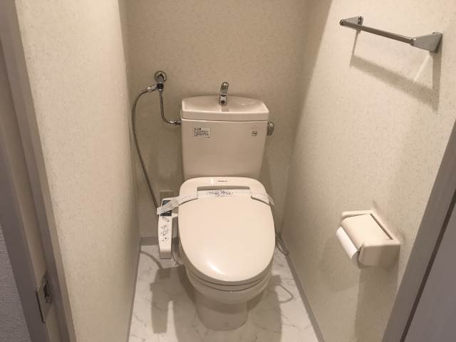 トイレ　温水洗浄便座