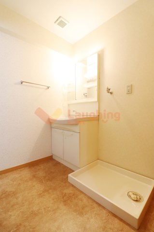 洗面設備　独立洗面台、小物を置くことができて便利です※別号室のお写真に