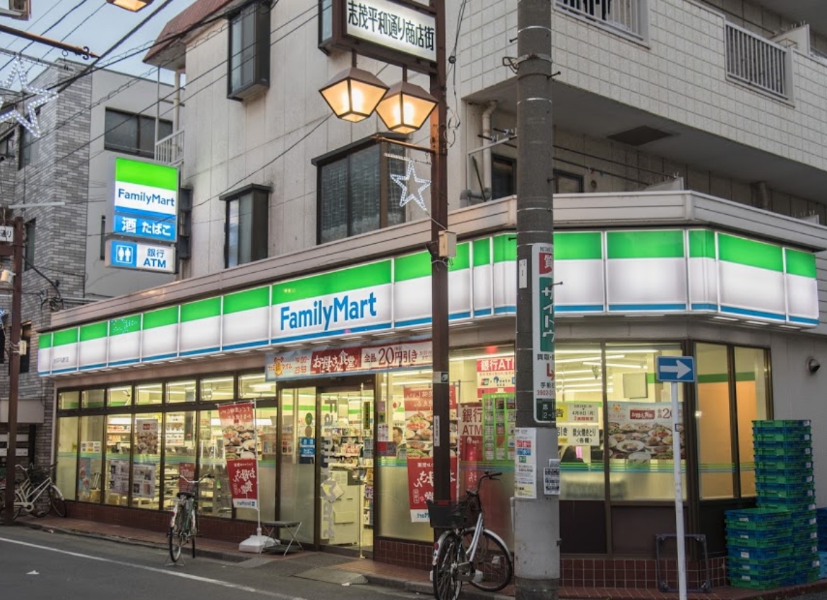 コンビニ　ファミリーマート赤羽平和通り店（コンビニ）まで672m