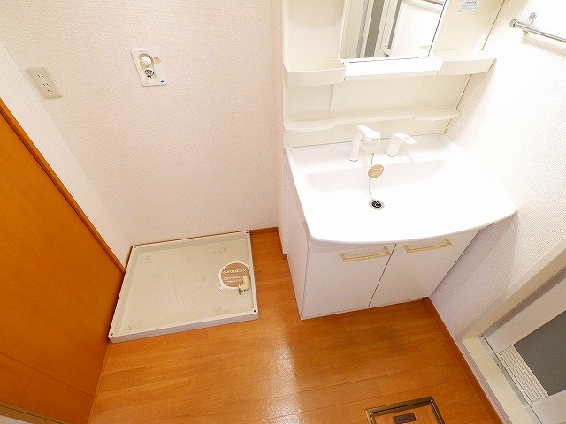 洗面設備　明るい洗面所です