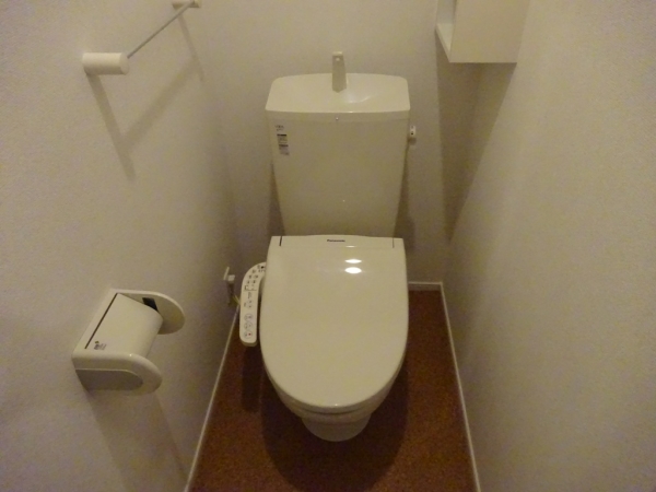 トイレ　温水シャワー付きトイレです