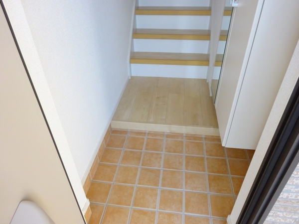 玄関　入ってすぐに内階段あります