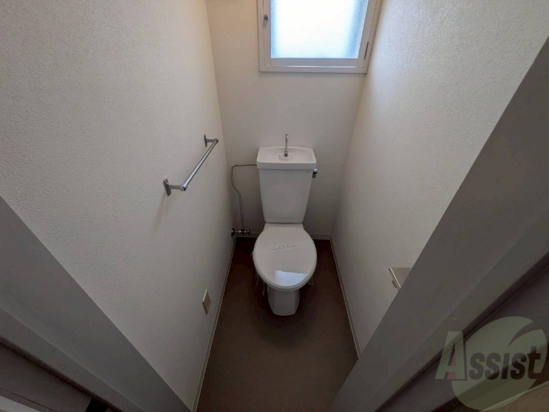 トイレ　こちらはトイレです。清潔感があり、安心して使用できます。