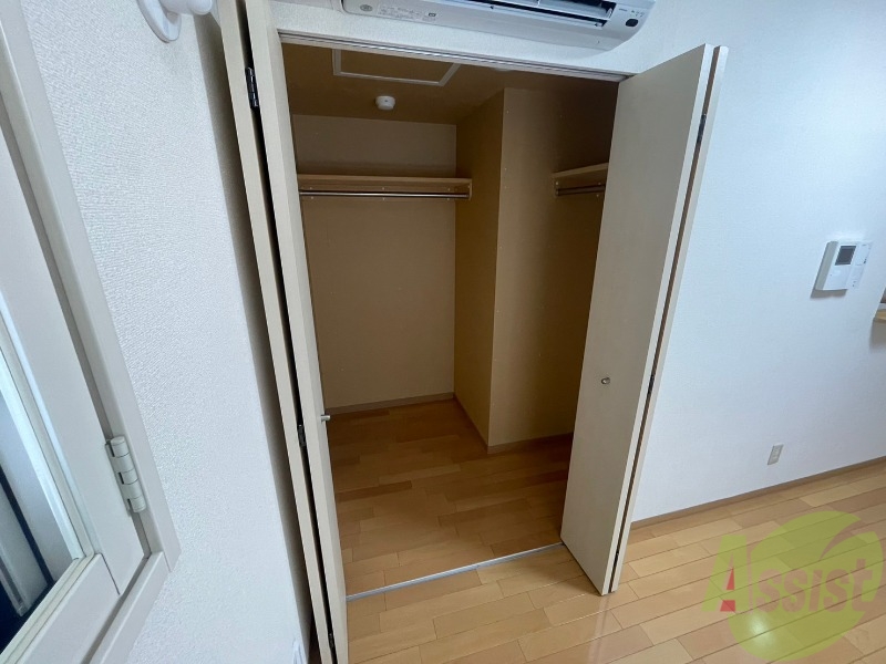 収納　クローゼットは奥行きもあり、荷物が多い方でも安心です。