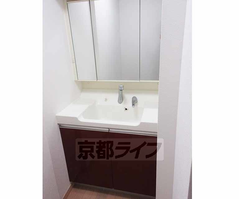 洗面設備　簡素な洗面台です