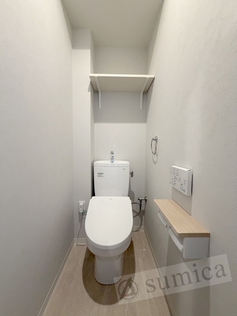 トイレ　人気アイテムの温水洗浄便座。清潔感のあるトイレです。