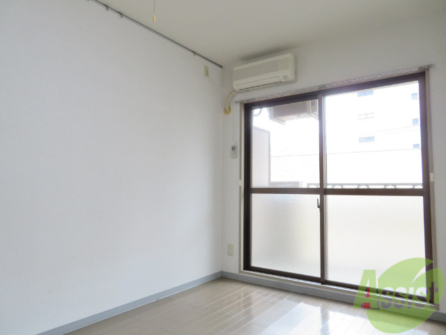 居室・リビング　陽当たり良く、十分に広さのあるお部屋となっております