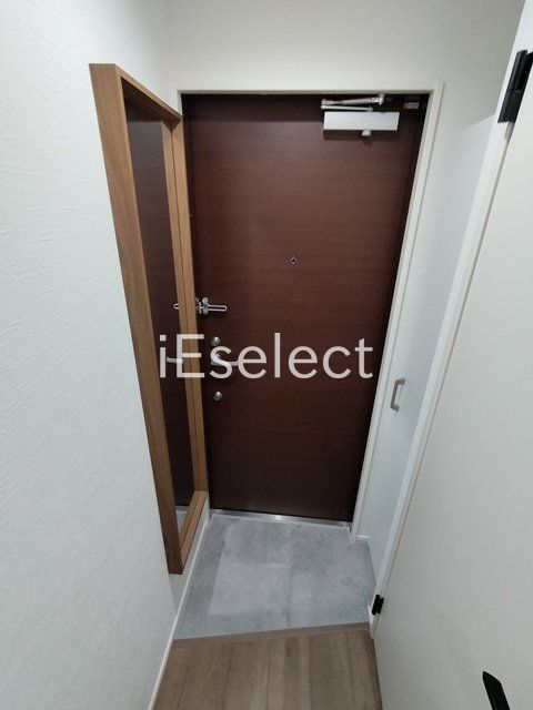 玄関　玄関には全身姿見が付いてます