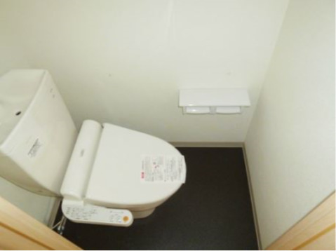 トイレ　落ち着いた色調のトイレです