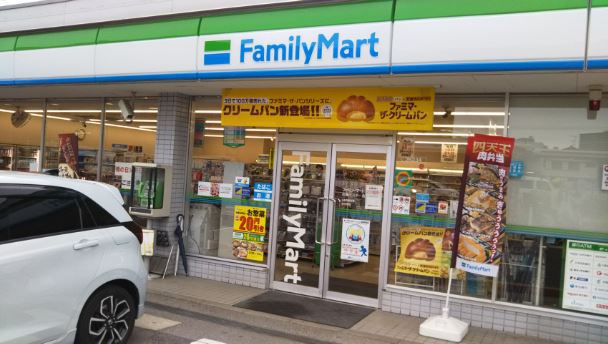 コンビニ　ファミリーマート（コンビニ）まで263m