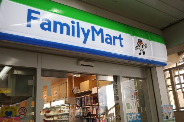 コンビニ　ファミリーマート（コンビニ）まで110m