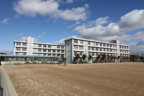 中学校　姫路市立　朝日中学校（中学校）まで761m