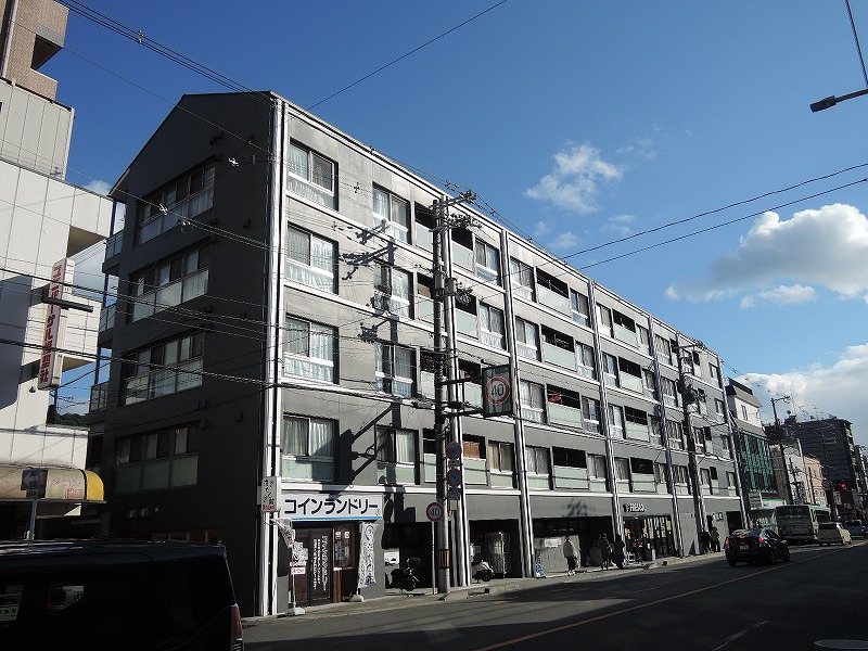 建物外観　1階はコインランドリーとフレスコ東山三条店
